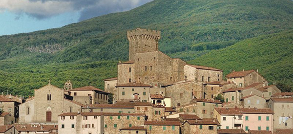 Alla scoperta di Arcidosso, un borgo del Monte Amiata ricco di storia e tradizioni. L'articolo esplora i suoi musei, dal Castello Aldobrandesco alla cultura tibetana del MACO, offrendo un viaggio tra passato, arte e panorami mozzafiato.