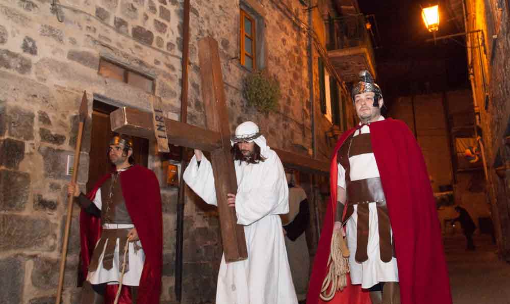 Una storia che ci racconta come si vive la Pasqua ad Abbadia San Salvatore, sul Monte Amiata. Dalla Giudeata del venerdì alle Merennucce del lunedì.