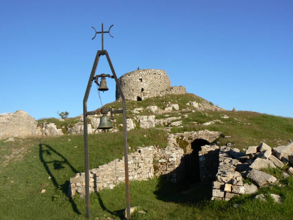 La Riserva Naturale del Monte Labro è un luogo affiscinante per la sua storia ma anche per l'ambientazione paesaggistica che offre.  Al suo interno si trovano ancora la Torre Giurisdavidica e la Croce di David Lazzeretti, conosciuto per il suo visionarismo come il 