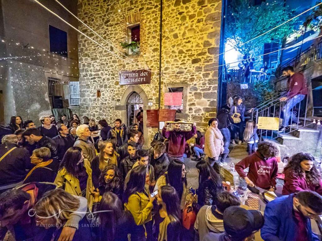 Un cantiniere della Castagna in Festa di Arcidosso ci racconta l'energia che si respira per le vie del paese durante i due weekend di Ottobre