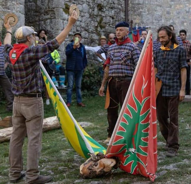 In questo racconto Michela, ci parla del Palio del Boscaiolo, un evento che la Comunità ripropone ogni anno a salvaguardia della locale tradizione dei taglialegna.