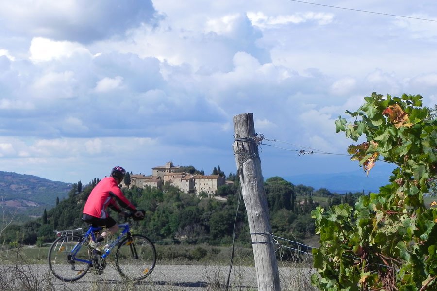 Percorrere i nostri sentieri senza fatica, immersi nel Verde, incontrando caprioli, scoiattoli e volpi. E possibile fare percorsi molto articolati su strada e fuori strada, toccando borghi medioevali...