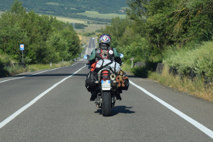 Il Sud della Toscana è un territorio fantastico per i motociclisti. Strade affascinanti, borghi storici, chiese e castelli in un susseguirsi di emozioni dalla montagna al mare. Regala questo pacchet...