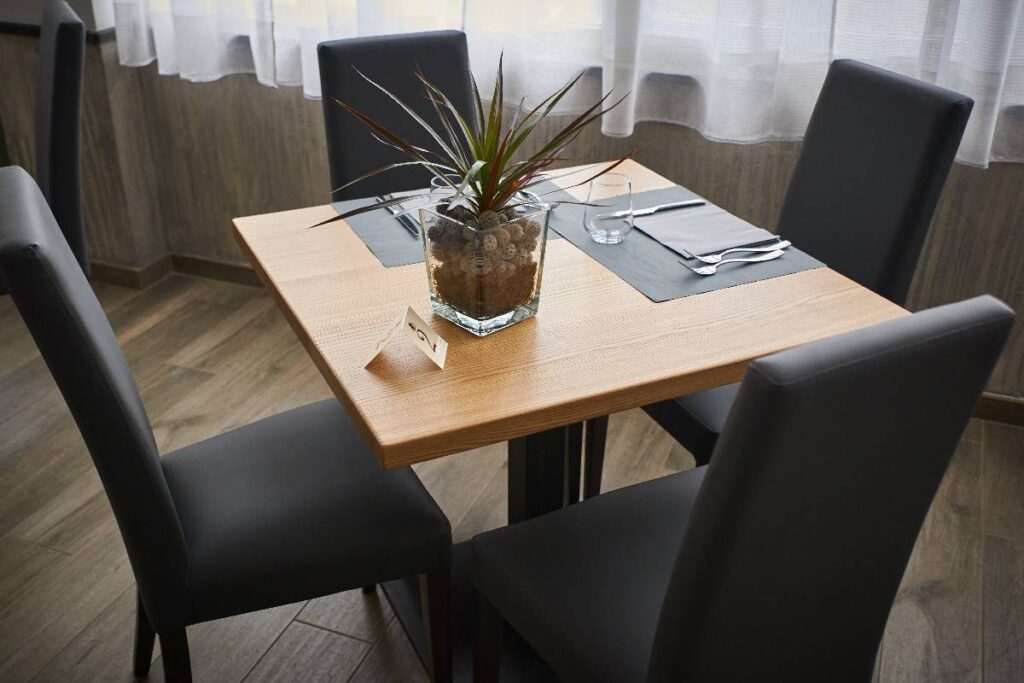 Non c'è nessun menù predefinito, potrai scegliere cosa mangiare sul posto à la carte. Il totale versato ora per la prenotazione sarà poi completamente scalato dal totale che spendi per mangiare.