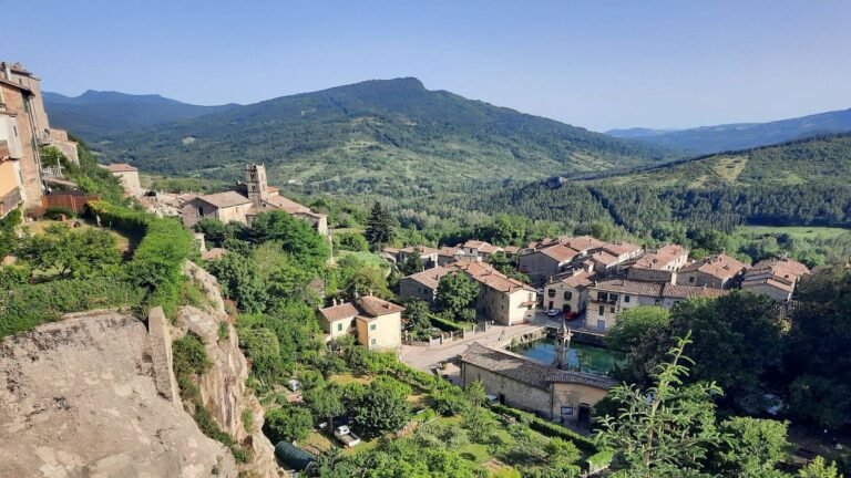 Santa Fiora, Amiata tra boschi, miniere e terme dell'amiata. Trekking e cultura sul monte amiata in Toscana.