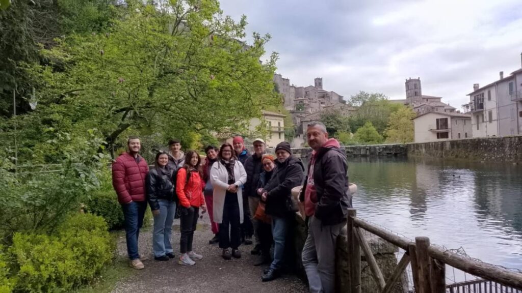 Il punto di incontro con la guida e' Piazza Garibaldi, di fronte al Palazzo Sforza sede del Comune e dell'Ufficio Turistico. La visita sara' una passeggiata alla portata di tutti, dal terziere di Ca...