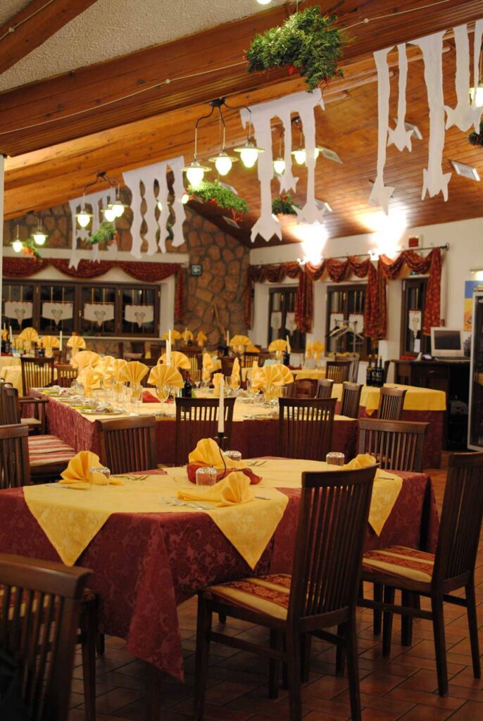 Ecco il menù del pranzo di Natale 2025 Antipasti tre Cestini di polenta con mousse di fegatini funghi porcini e baccalà Primi Piatti Cannelloni con ripieno di mazzancolle e salsa ai funghi porcini...