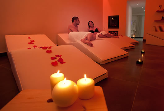 Il mondo resta fuori: 2 ore solo per voi, avvolti da sauna, bagno turco, grotta del sale, docce emozionali e jacuzzi. Prosecco, sapori e relax assoluto per un momento da vivere insieme. Il pacchetto ...