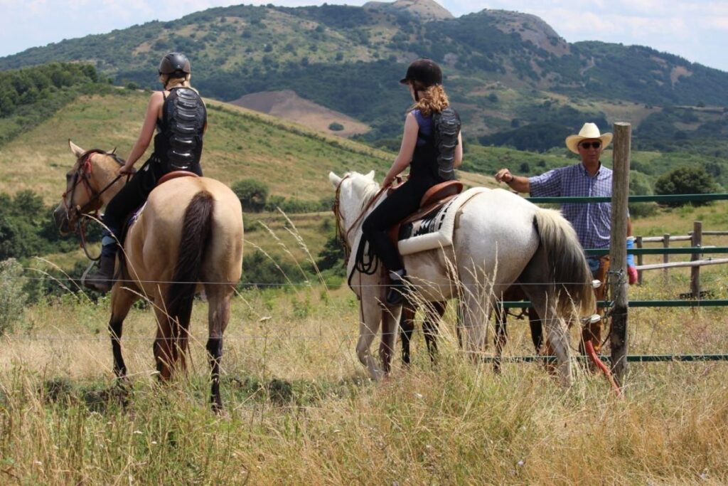 Un viaggio a cavallo tra natura e intimita', che si conclude con un pranzo per due dal sapore profondamente amiatino. Il pacchetto include: - 3 ore esperienza a cavallo per la coppia - Pranzo per 2 ...