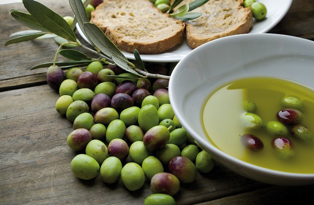 Un percorso guidato nel frantoio per scoprire come nasce l'olio del Monte Amiata, con degustazione finale e pranzo per due dai sapori genuini. Il pacchetto include: - Visita a un frantoio con spiegaz...
