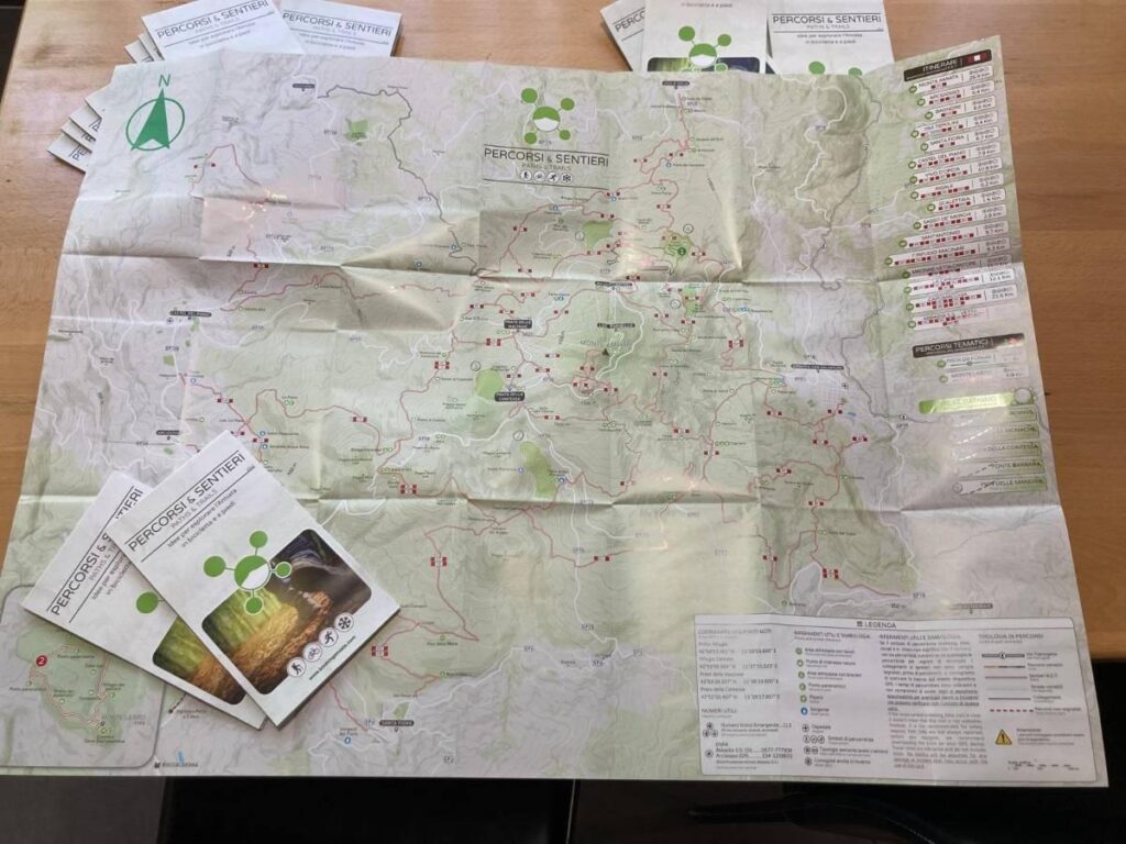 La cartina contiene 18 itinerari da percorrere a piedi o in bici distribuiti su tutti i Comuni del territorio e le 5 aree certificate di Forest Bathing. Per ogni itinerario è presente: - una descrizi...