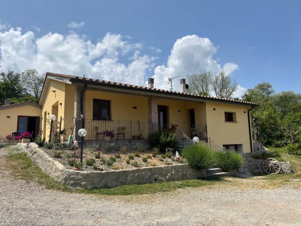 Vivere a contatto con la natura, fare attenzione a quel che mangiamo, arricchire la nostra dieta con i frutti dimenticati prodotti dalla nostra Azienda, riporterà alla luce il valore dei cibi salutar...