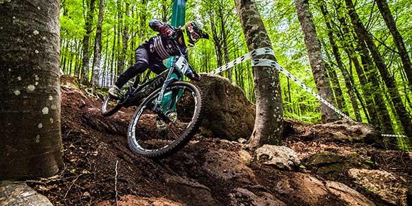 Sono 2 notti in Camera Classica + la disponibilità del Garage per le bici. È disponibile dalla domenica sera al giovedì sera. LAmiata Bike Resort si trova proprio davanti allAlbergo Le Macinaie. D...