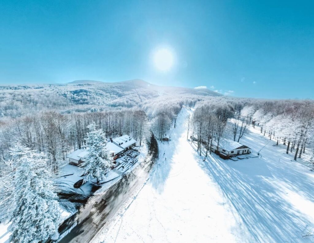 Il posto ideale per la vacanza nella neve con i bambini. L'Albergo Le Macinaie si affaccia direttamente sulle piste da sci Regala questo pacchetto a chi vuoi tu. Seleziona la modalità regalo. Al c...